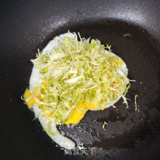 鸡蛋苦苣喷鼻煎吐丝的做法步调：4