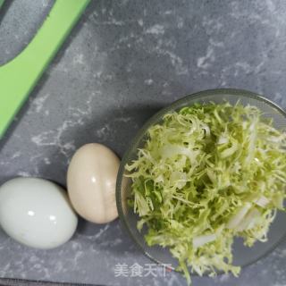 鸡蛋苦苣喷鼻煎吐丝的做法步调：2