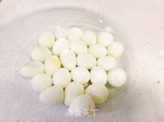 凉拌鹌鹑蛋的做法步调：2