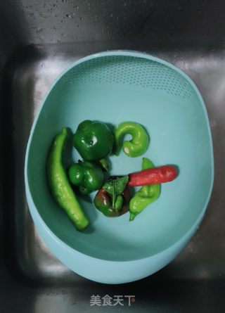 家常辣椒炒肉的做法步调：1