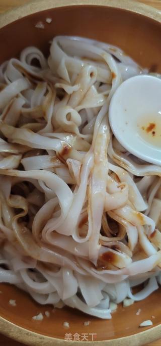 包菜炒河粉的做法步调：2