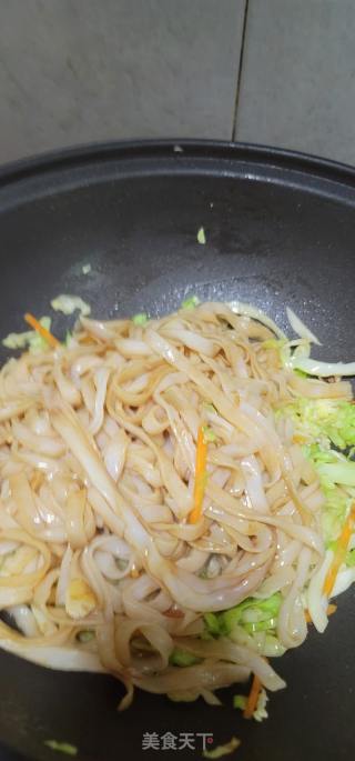 包菜炒河粉的做法步调：6