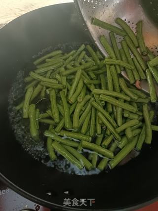 炒豆角的做法步调：4