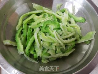 苦瓜凉拌洋葱的做法步调：3