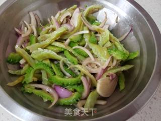 苦瓜凉拌洋葱的做法步调：6