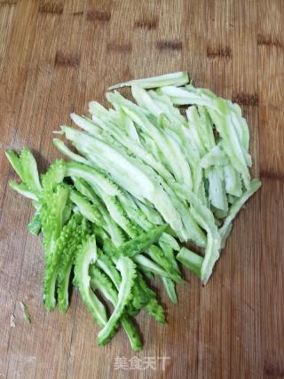苦瓜凉拌洋葱的做法步调：2