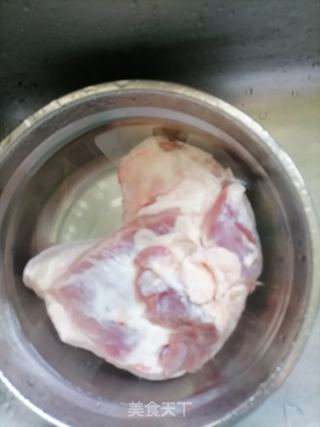 五花肉烧腐竹的做法步调：1