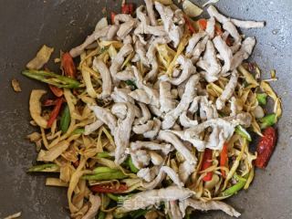 糯米笋炒肉丝的做法步调：15