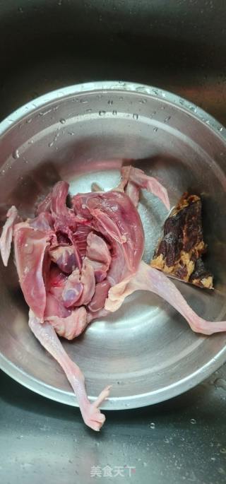 鸽子腊肉煲仔饭的做法步调：1