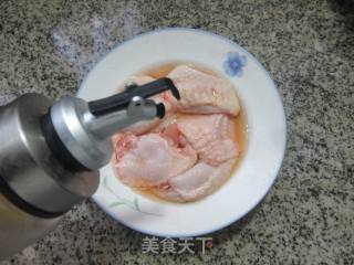 鸡翅中包鹌鹑蛋的做法步调：2