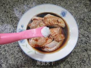 鸡翅中包鹌鹑蛋的做法步调：4