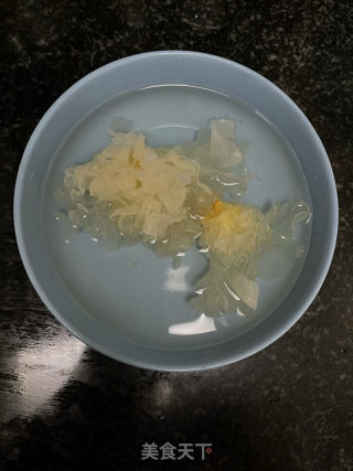银耳玉米汁的做法步调：1