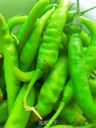 干煸青椒的做法步调：1