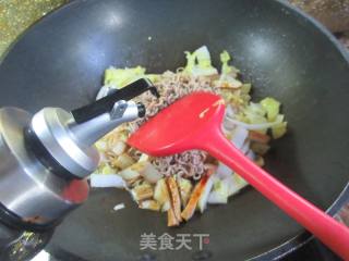 喷鼻干明白菜炒荞麦里的做法步调：6