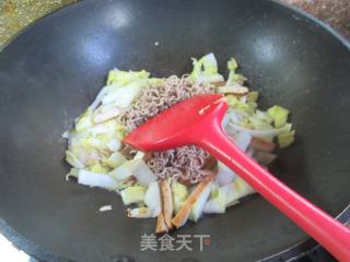喷鼻干明白菜炒荞麦里的做法步调：5