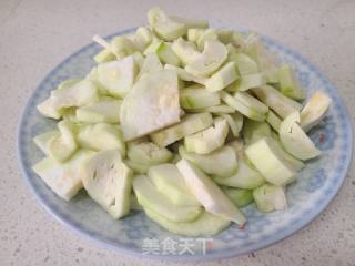 丝瓜炒洋葱的做法步调：1