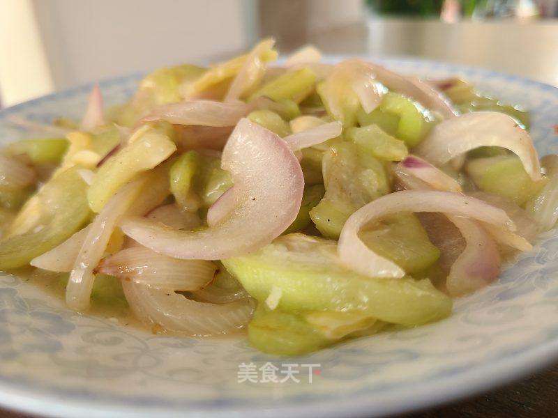 丝瓜炒洋葱的做法