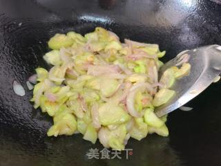 丝瓜炒洋葱的做法步调：3