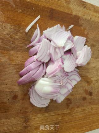 丝瓜炒洋葱的做法步调：2