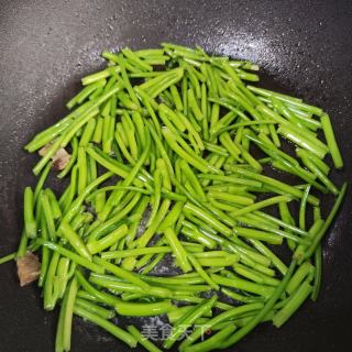浑炒白薯叶的做法步调：3