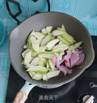 洋葱炒西葫芦的做法步调：4