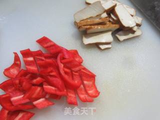 白椒鸡胸肉炒喷鼻干的做法步调：2