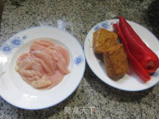 白椒鸡胸肉炒喷鼻干的做法步调：1
