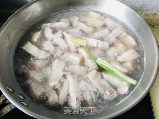 白烧肉烩菜的做法步调：1