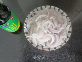 浑炒洋葱的做法步调：1