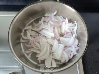 浑炒洋葱的做法步调：3