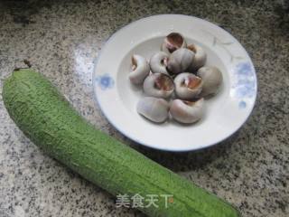 肉螺炒丝瓜的做法步调：1
