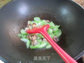 肉螺炒丝瓜的做法步调：7