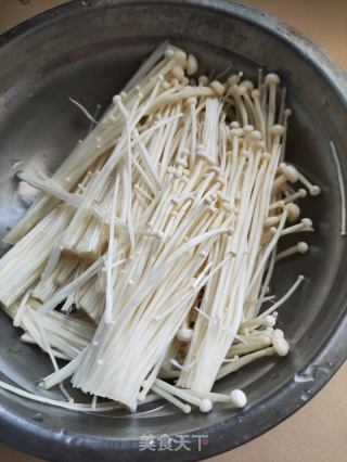凉拌金针菇洋葱丝的做法步调：1