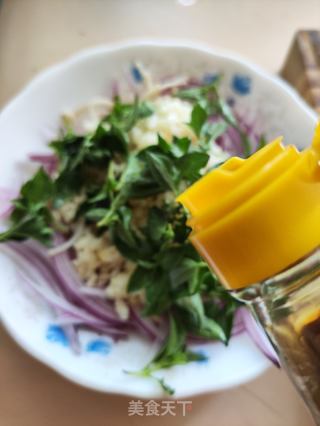 凉拌金针菇洋葱丝的做法步调：7