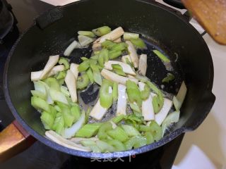 西芹虾仁的做法步调：9