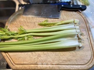 西芹虾仁的做法步调：1