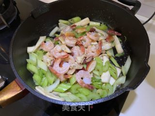 西芹虾仁的做法步调：10