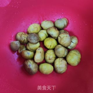 蘑菇板栗烧鸡块的做法步调：2