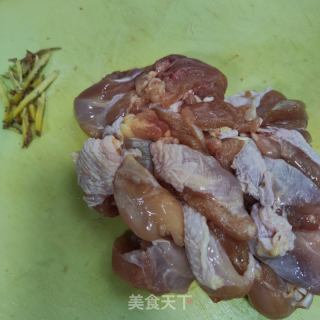 蘑菇板栗烧鸡块的做法步调：1