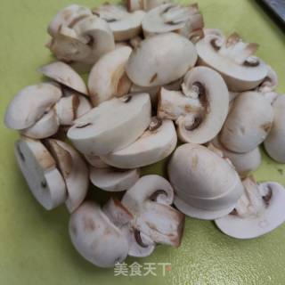 蘑菇板栗烧鸡块的做法步调：3