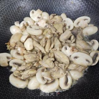 蘑菇板栗烧鸡块的做法步调：5