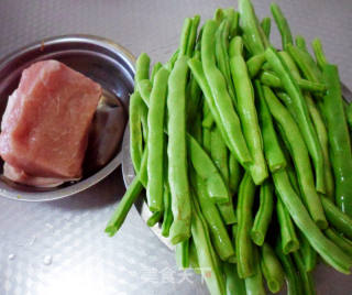 豆角猪肉饺子的做法步调：1