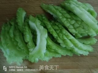 浑炒苦瓜的做法步调：2