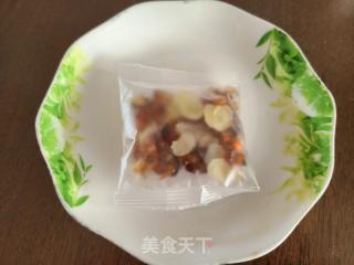 枸杞桃胶的做法步调：1