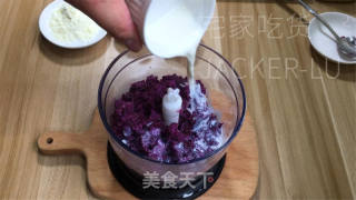 奶喷鼻紫薯泥馅料，建造简朴，用处百拆。的做法步调：3