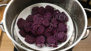 奶喷鼻紫薯泥馅料，建造简朴，用处百拆。的做法步调：1