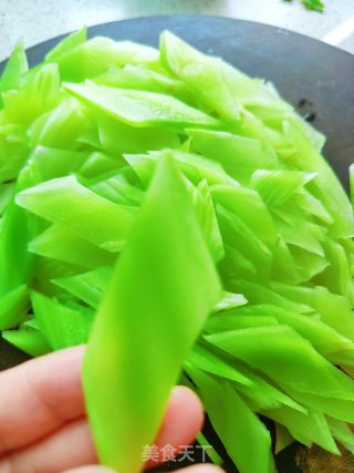 莴笋炒肉的做法步调：2