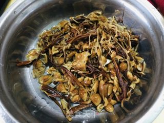 茶树菇蒸腊肉的做法步调：1
