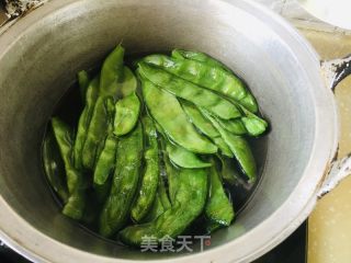 刀豆炒肉丝的做法步调：1