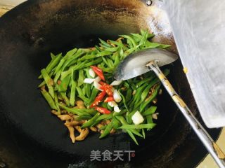 刀豆炒肉丝的做法步调：9